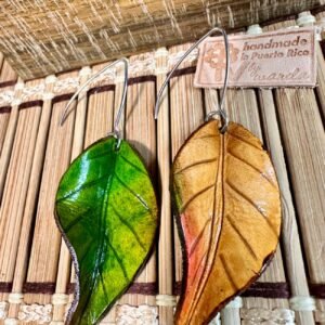 Aretes de hoja Frutal dispareja en colores mixtos entre vibrante…verde y amarillo