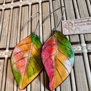 Aretes de hoja frutal con tonos mixtos entre amarillos, rosados y verdes