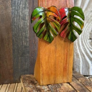Aretes de hoja Monstera tono verde natural y tonalidades rojo y amarillo
