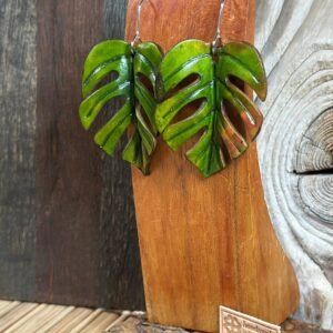 Aretes de hoja Monstera tono verde natural y tonalidades sutiles en variantes de color
